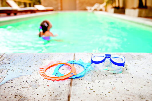 Crianças eram atraídas para a piscina do pedófilo e aí eram abusadas sexualmente             