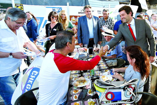 André Ventura foi bem recebido pelos populares aos quais se dirigia   