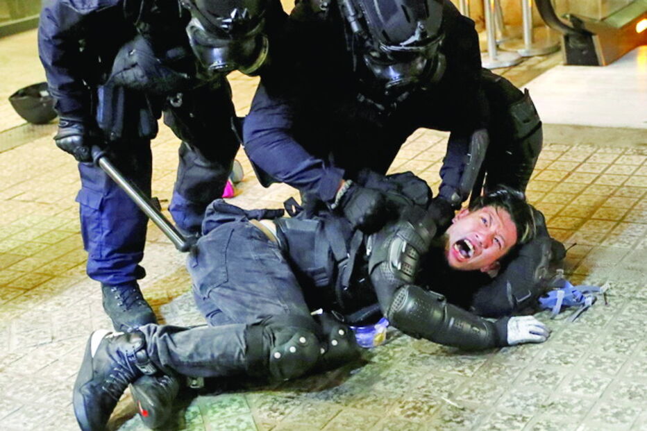 Agentes ficaram feridos