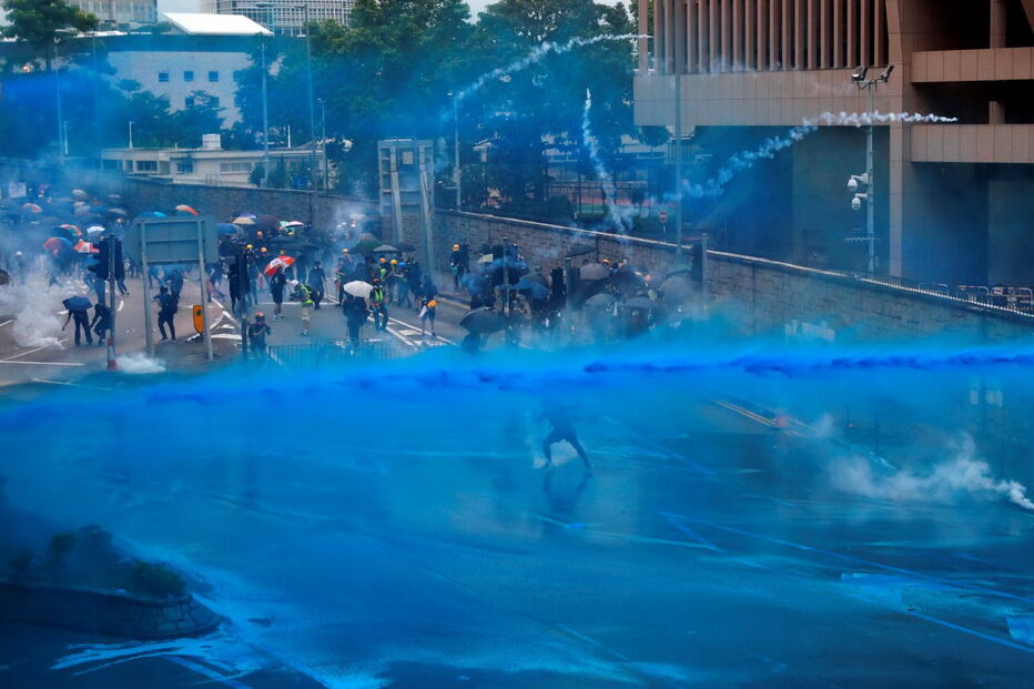 Confrontos entre manifestantes e polícia em Hong Kong