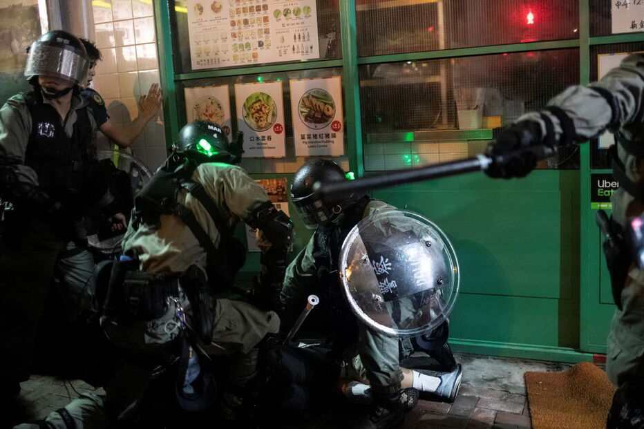 Confrontos entre manifestantes e polícia em Hong Kong