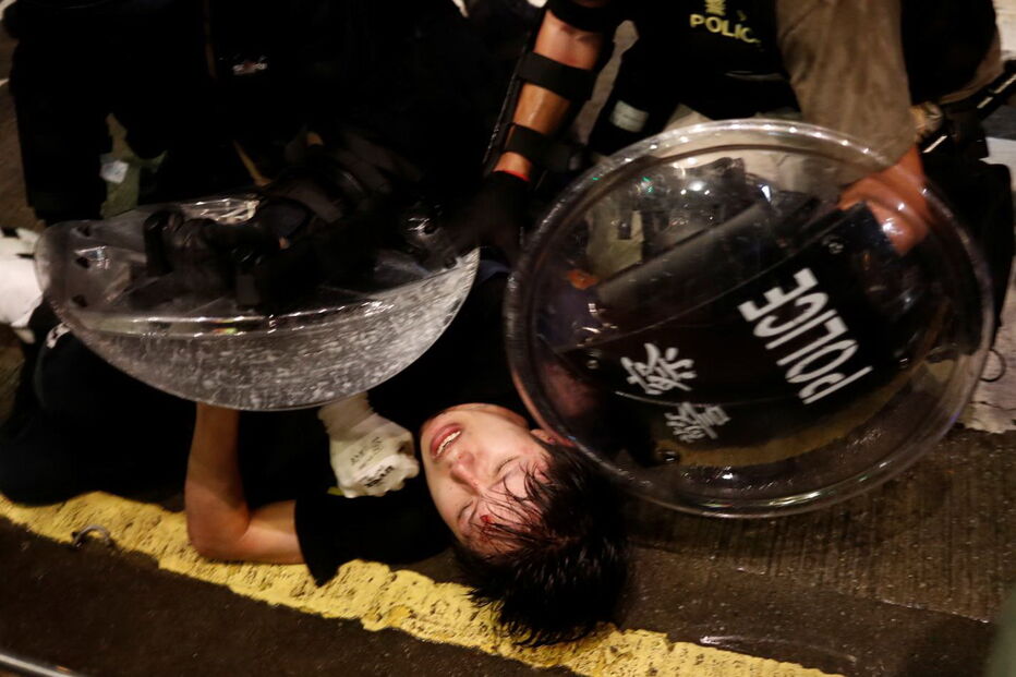 Confrontos entre manifestantes e polícia em Hong Kong