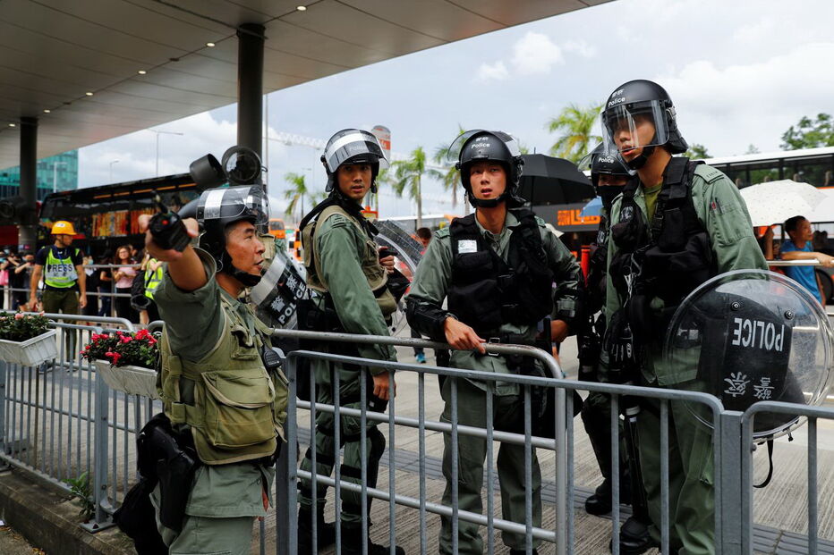 Polícia e manifestantes junto ao Aeroporto de Hong Kong