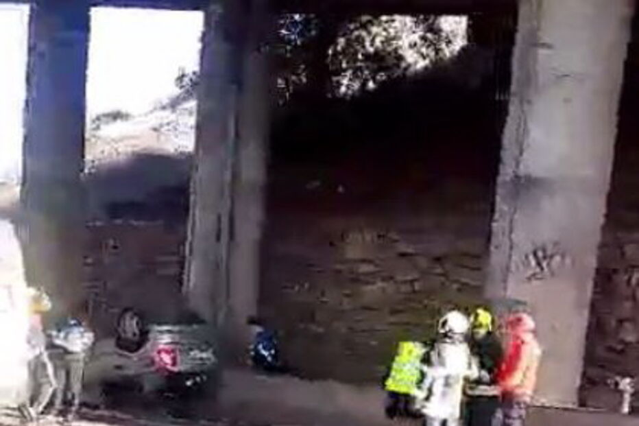 Despiste seguido de capotamento faz dois feridos no IC16 junto à Amadora