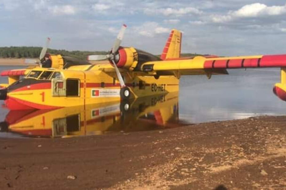 Avião de combate a incêndios amara na Barragem do Sabugal após avaria mecânica