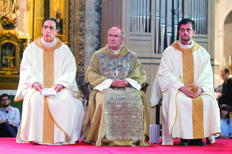 D. José Tolentino de Mendonça (ao centro) prepara-se para ser o segundo mais jovem do Colégio de Cardeais