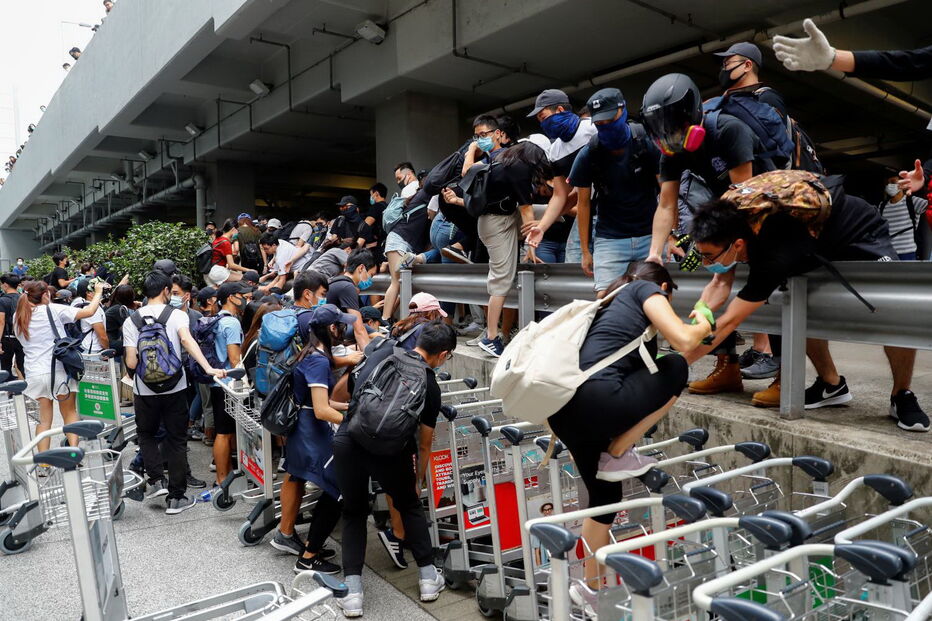 Protestos voltam a Hong Kong com greve geral e boicote às aulas