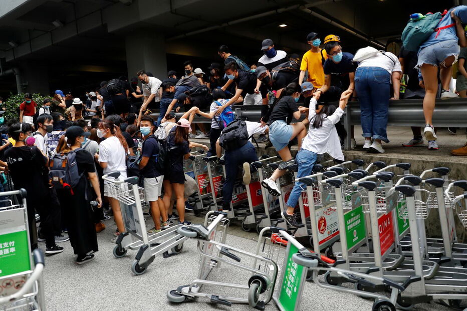 Protestos voltam a Hong Kong com greve geral e boicote às aulas