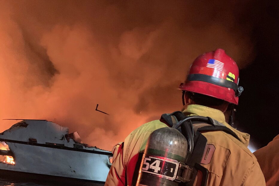 Barco incendia-se na Califórnia