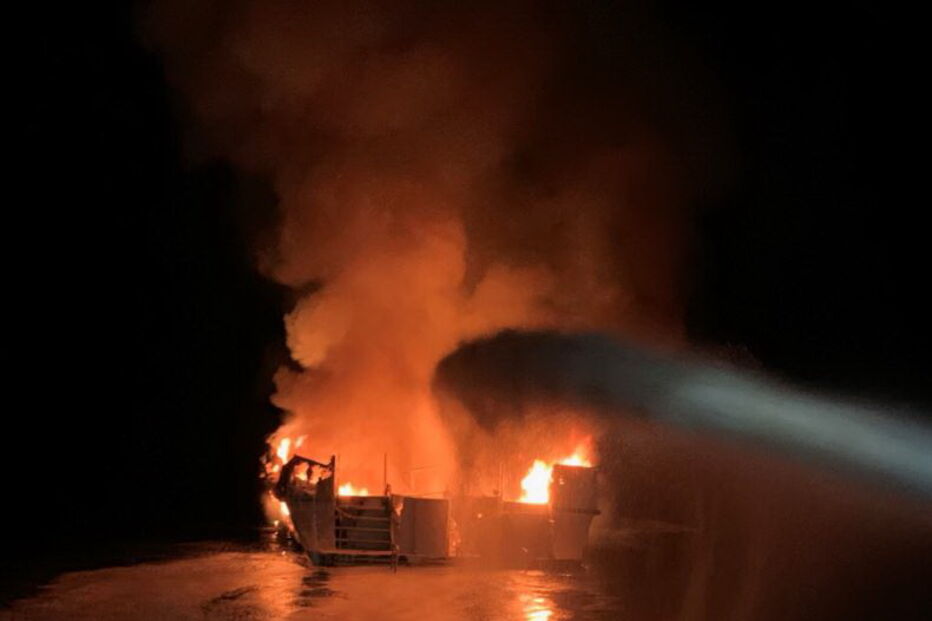 Barco incendia-se na Califórnia