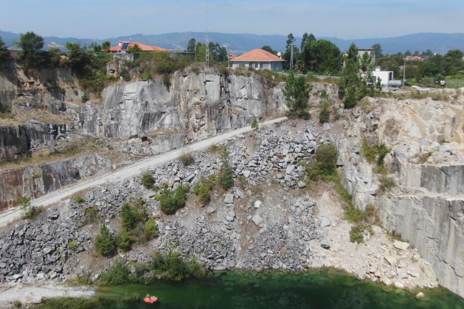 Buraco gigante e casas à beira de precipícios dez meses após tragédia na pedreira de Borba