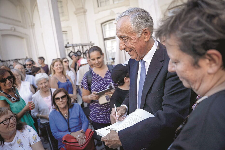 Marcelo Rebelo de Sousa em mais uma edição da Feira do Livro de Belém, nos jardins do Palácio de Belém