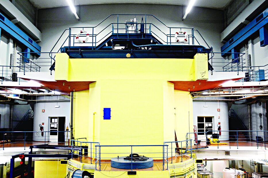 Reator nuclear funcionava no interior desta espécie de piscina com cerca de nove metros de altura