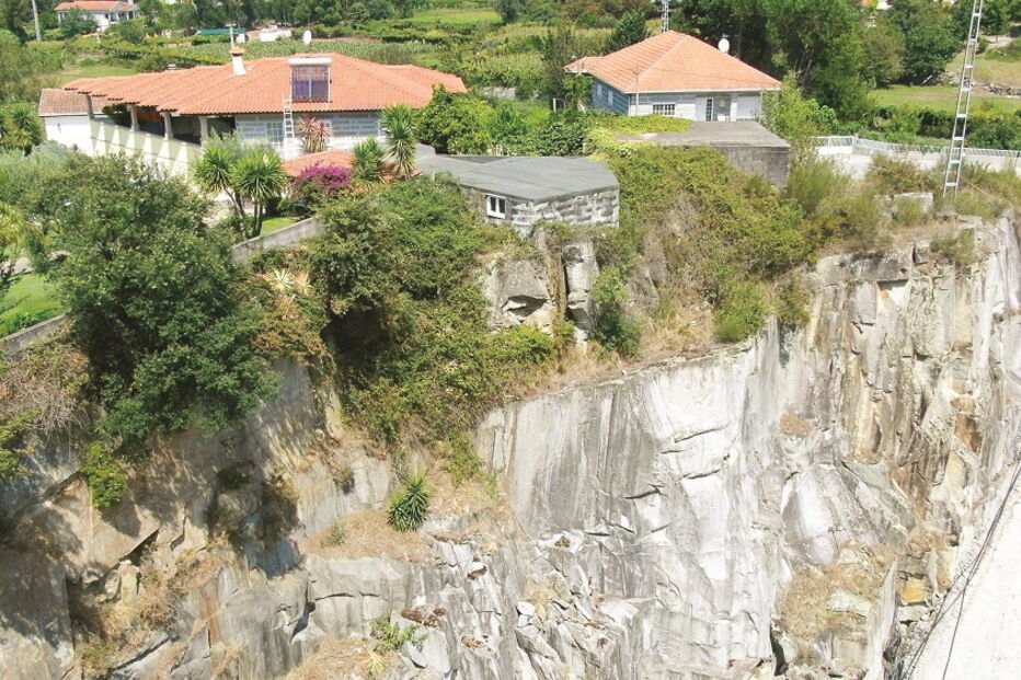 Buraco gigante e casas à beira de precipícios dez meses após tragédia na pedreira de Borba