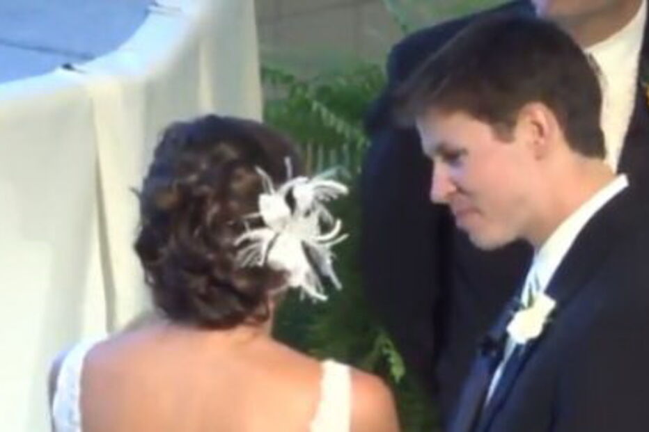 Noiva sussurra segredo embaraçoso no altar mas esquece-se que o microfone está ligado 