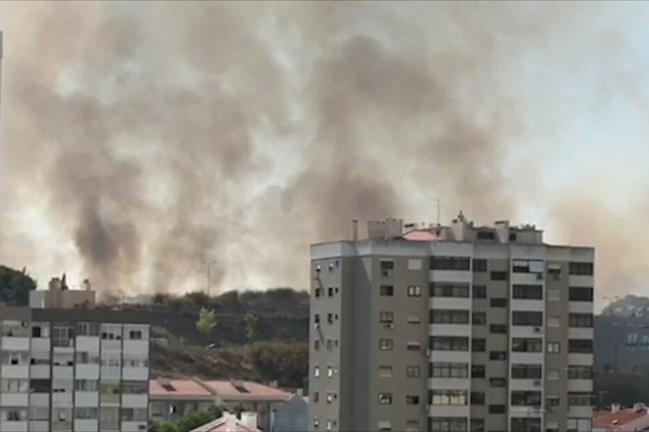 Chamas consomem zona de mato na Brandoa