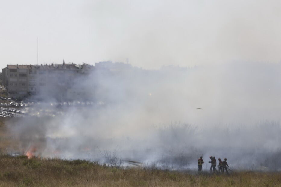 Chamas consomem zona de mato na Brandoa