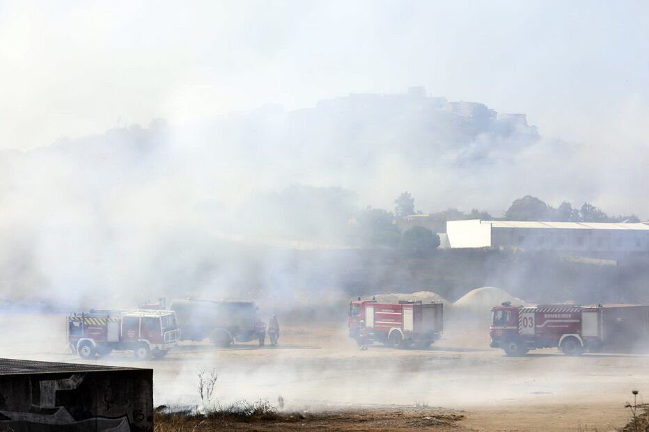 Chamas consomem zona de mato na Brandoa