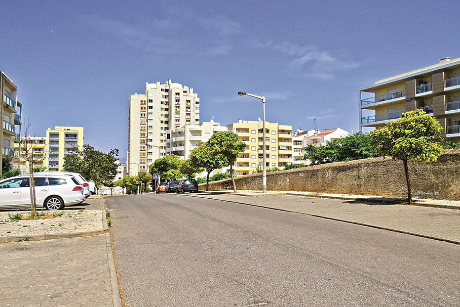 Agressão aconteceu na rua das Traineiras quando um grupo de amigos estava reunido a conversar 