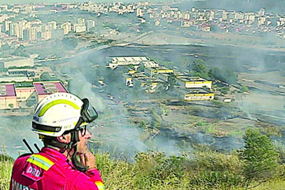 Dois bombeiros ficaram feridos no combate às chamas