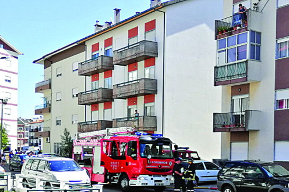 Três pessoas acabaram por ser assistidas devido à inalação de fumos 