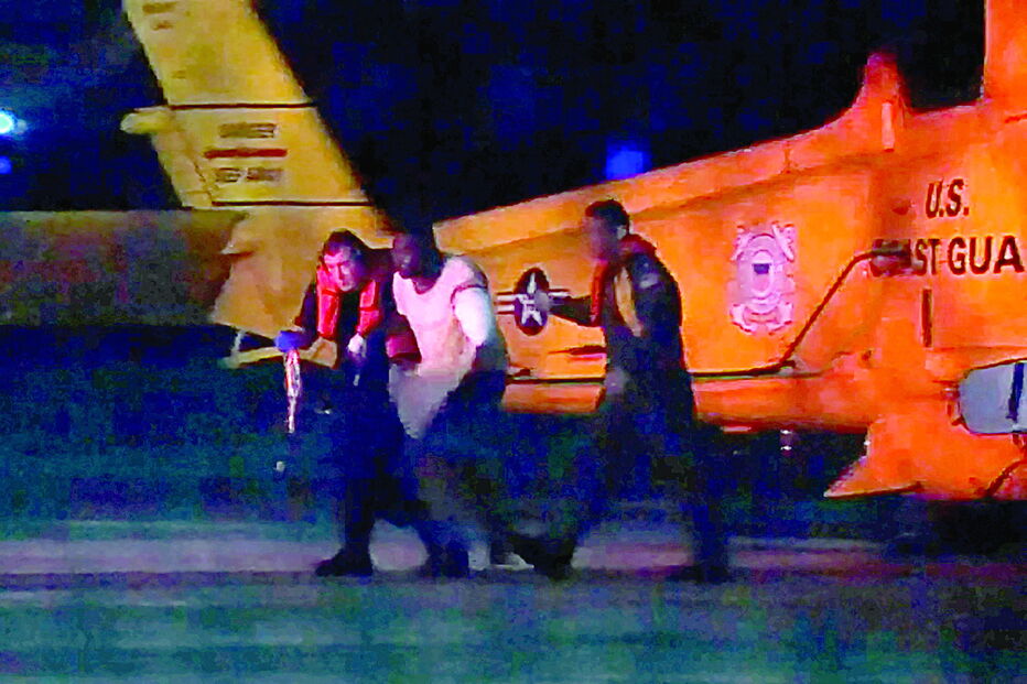 Guarda Costeira dos EUA está a ajudar no resgate e transporte dos feridos 