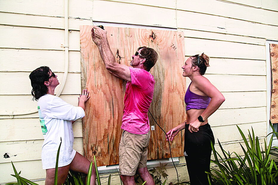 Habitantes da Florida preparam-se para a chegada do ‘Dorian’, que deverá passar “perigosamente perto” do estado. Autoridades decretaram estado de emergência e ordenaram evacuação das regiões costeiras