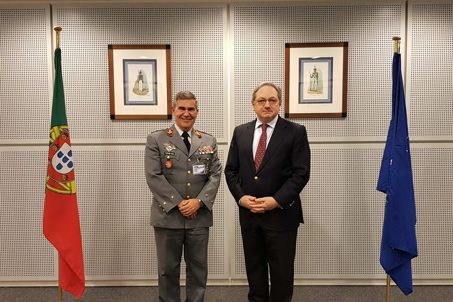 General português Hermínio Maio (à esquerda)