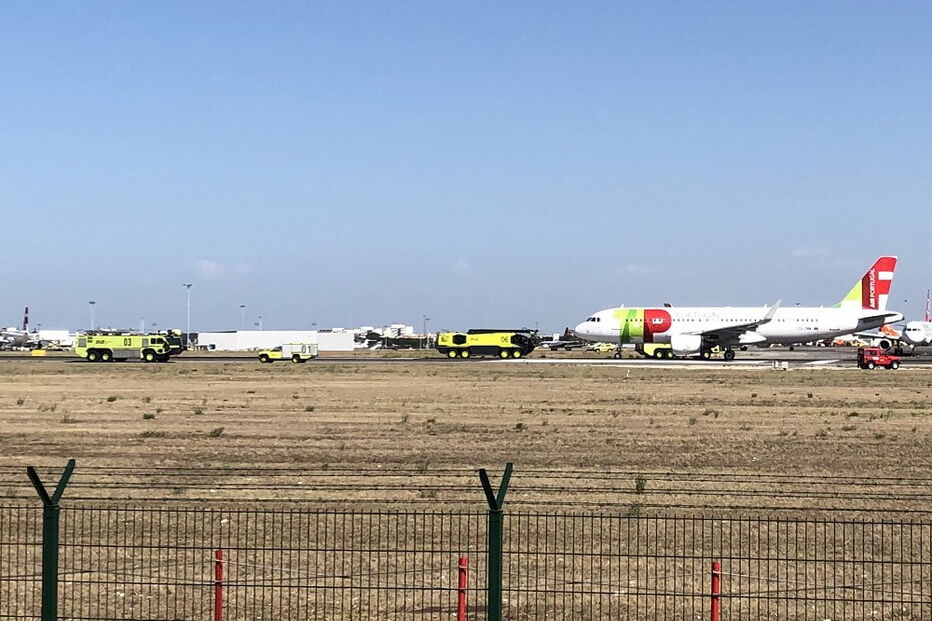 Motor de avião da TAP explode e interrompe aterragens no aeroporto de Lisboa