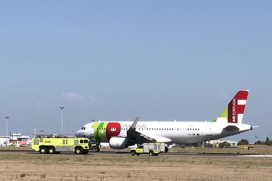 Motor de avião da TAP explode e interrompe aterragens no aeroporto de Lisboa
