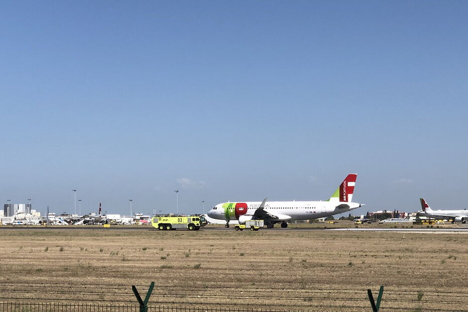 Motor de avião da TAP explode e interrompe aterragens no aeroporto de Lisboa