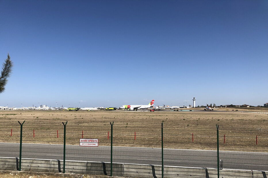 Motor de avião da TAP explode e aparelho aterra de emergência no aeroporto de Lisboa