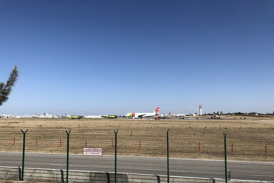 Motor de avião da TAP explode e interrompe aterragens no aeroporto de Lisboa