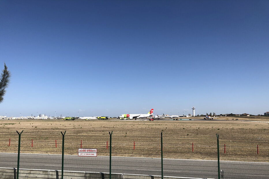 Motor de avião da TAP explode e interrompe aterragens no aeroporto de Lisboa