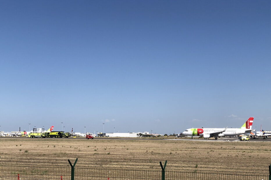 Motor de avião da TAP explode e interrompe aterragens no aeroporto de Lisboa