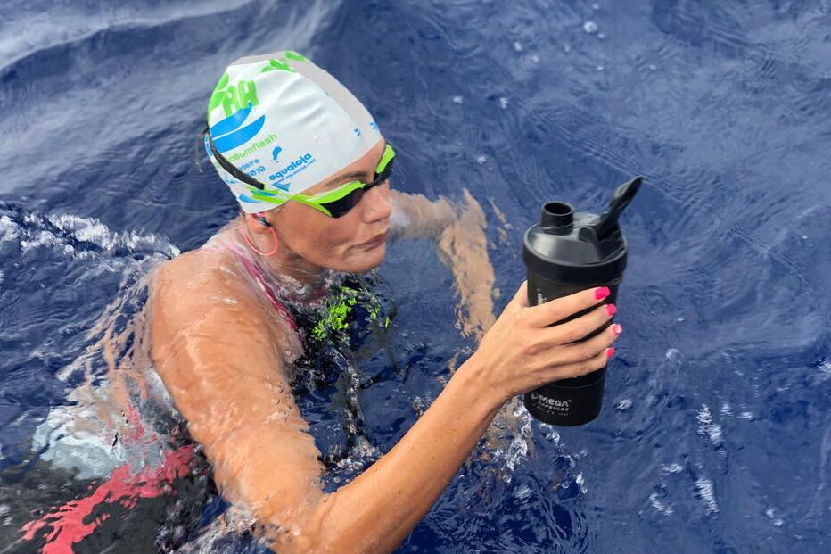Mayra Santos emocionada com travessia a nado conseguida entre Madeira e Porto Santo