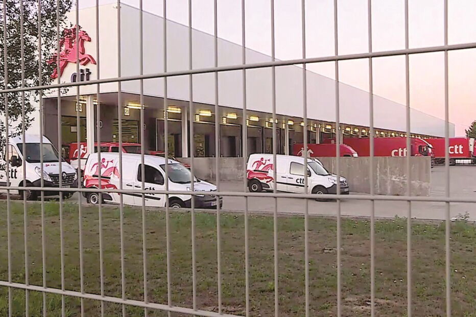 Incidente aconteceu ao início da tarde desta quarta-feira no centro de distribuição postal localizado na zona industrial da Maia