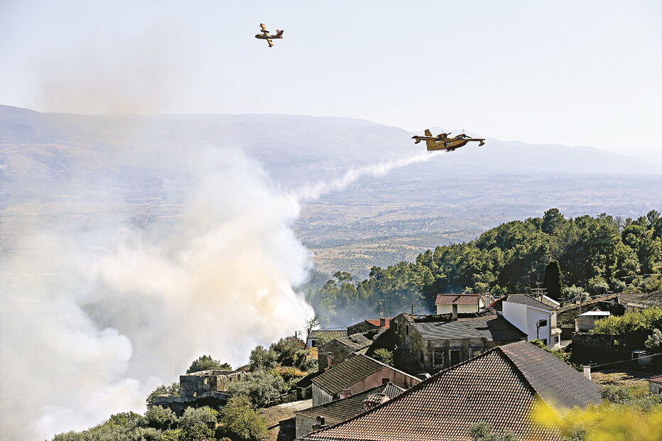 Aldeia de Algodres, em Fornos de Algodres, foi rodeada pelas chamas, mas bombeiros e meios aéreos evitaram o pior