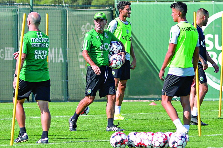Leonel Pontes (ao centro) foi o primeiro a chegar ao treino