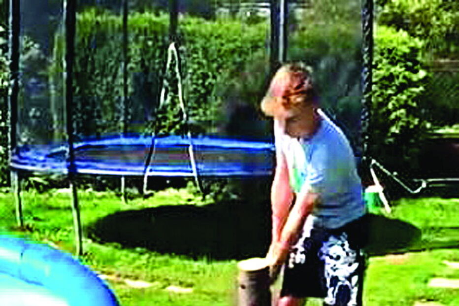 Jovem tenta cortar maçã com espada de samurai