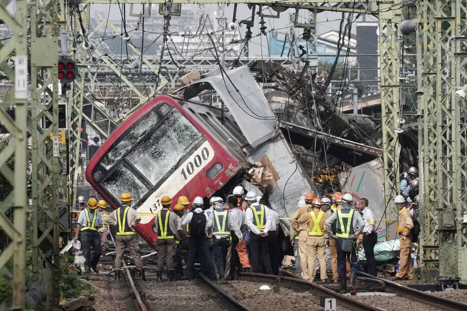 Colisão entre comboio e camião faz mais de 30 feridos no Japão