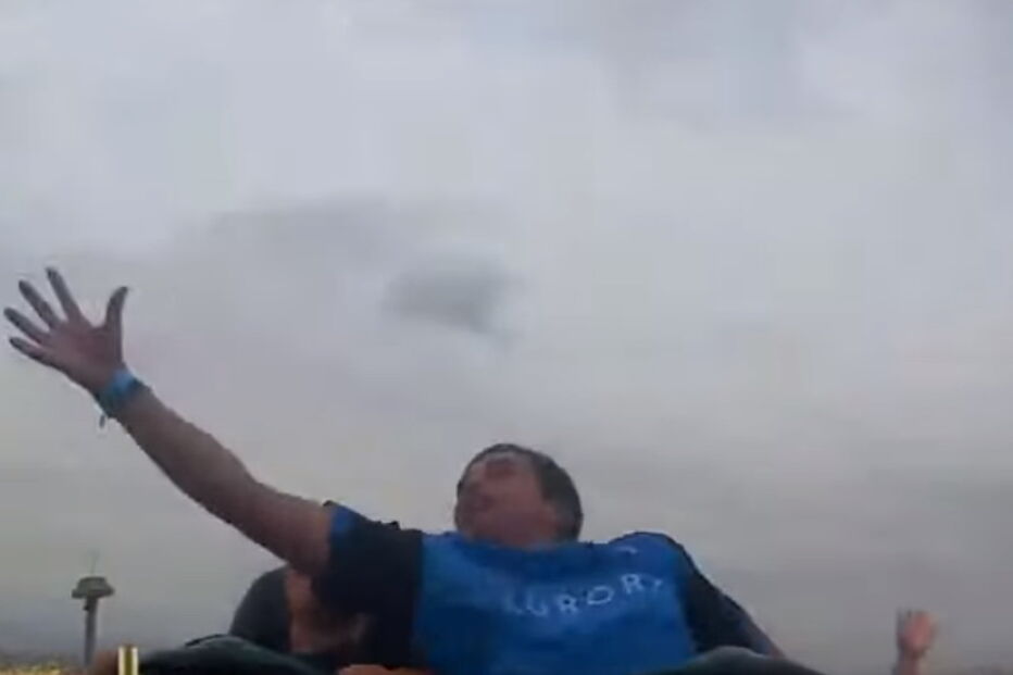 Homem apanhar telemóvel no ar em montanha-russa