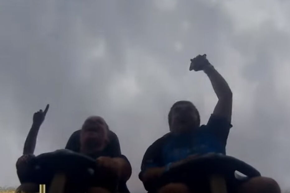 Homem apanhar telemóvel no ar em montanha-russa