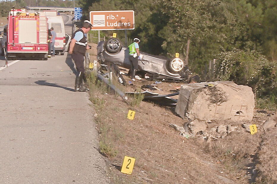 Viatura que seguia na A25, sentido Viseu-Guarda, despistou-se e acabou por capotar matando uma mulher de 66 anos 
