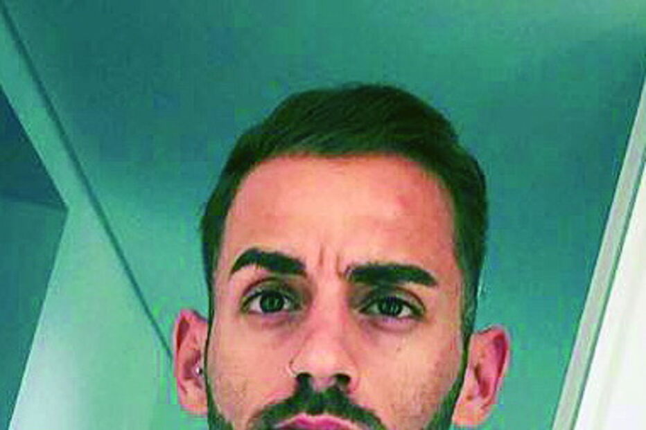 José Bernardo Belém, 26 anos, foi morto à facada ontem de manhã, no estacionamento em frente à praia de Santo Amaro, em Oeiras. Um amigo de 22 anos foi esfaqueado mas sobreviveu