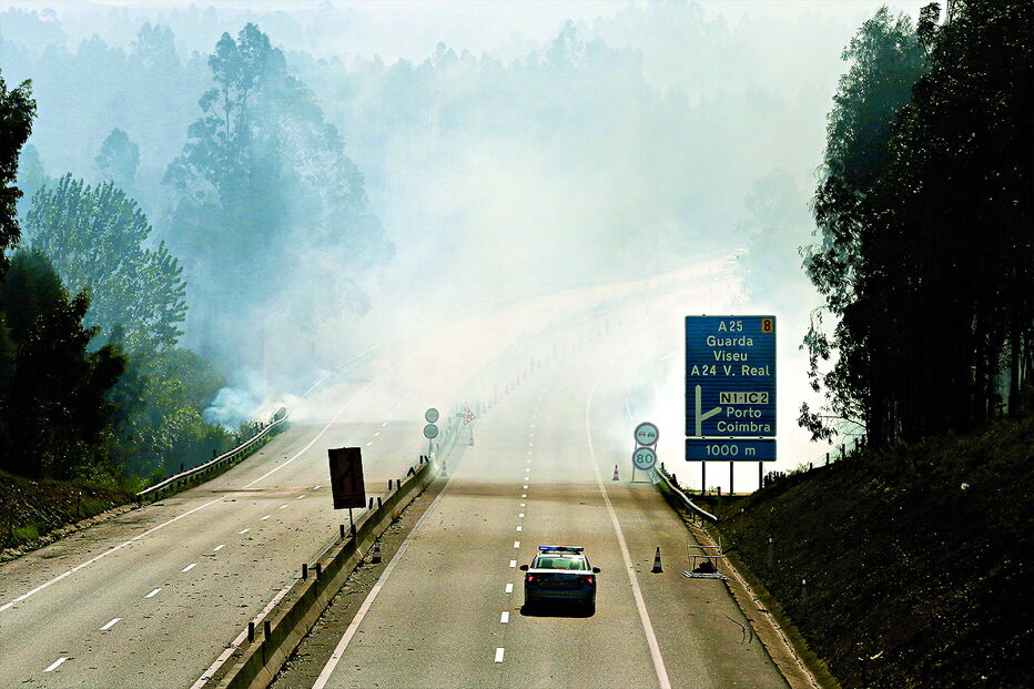 Viatura da GNR manteve-se na A25 devido ao incêndio em S. Marcos