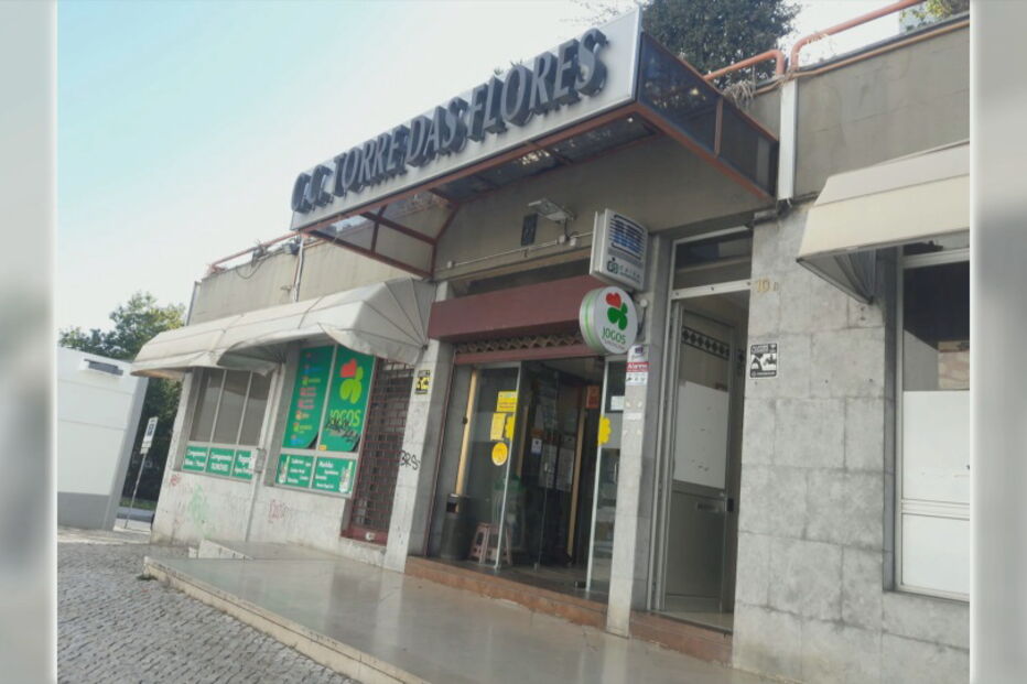 Grupo força entrada em centro comercial e rouba caixa multibanco