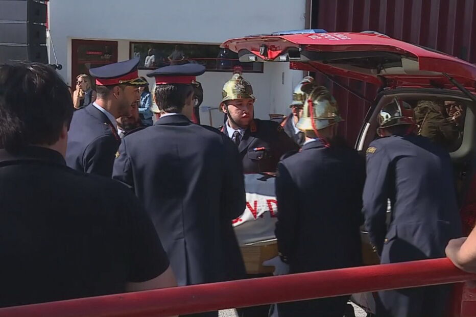 2019-09-07_14_47_20 Corpo do piloto que morreu a combater fogo em Valongo já chegou ao quartel onde era comandante.jpg