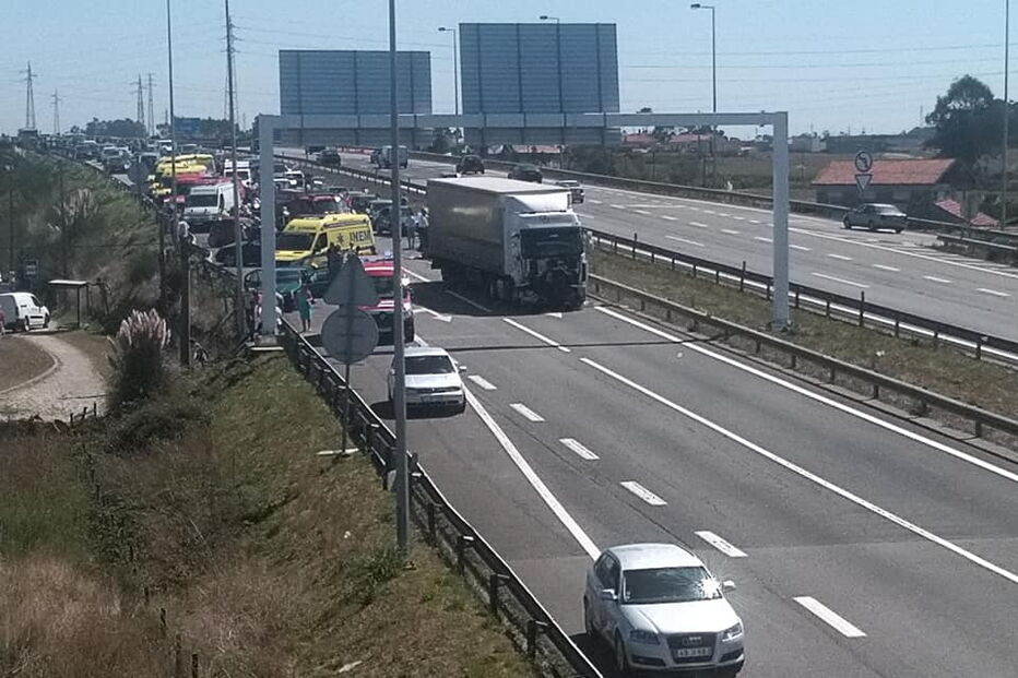 Choque em cadeia faz oito feridos e corta A28 no sentido Porto - Viana do Castelo na Póvoa do Varzim