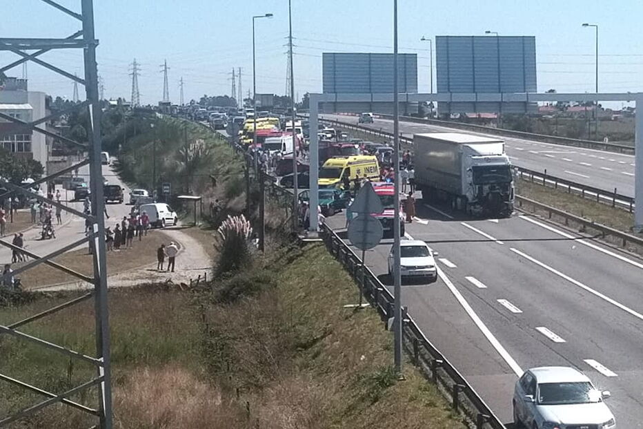 Choque em cadeia faz oito feridos e corta A28 no sentido Porto - Viana do Castelo na Póvoa do Varzim